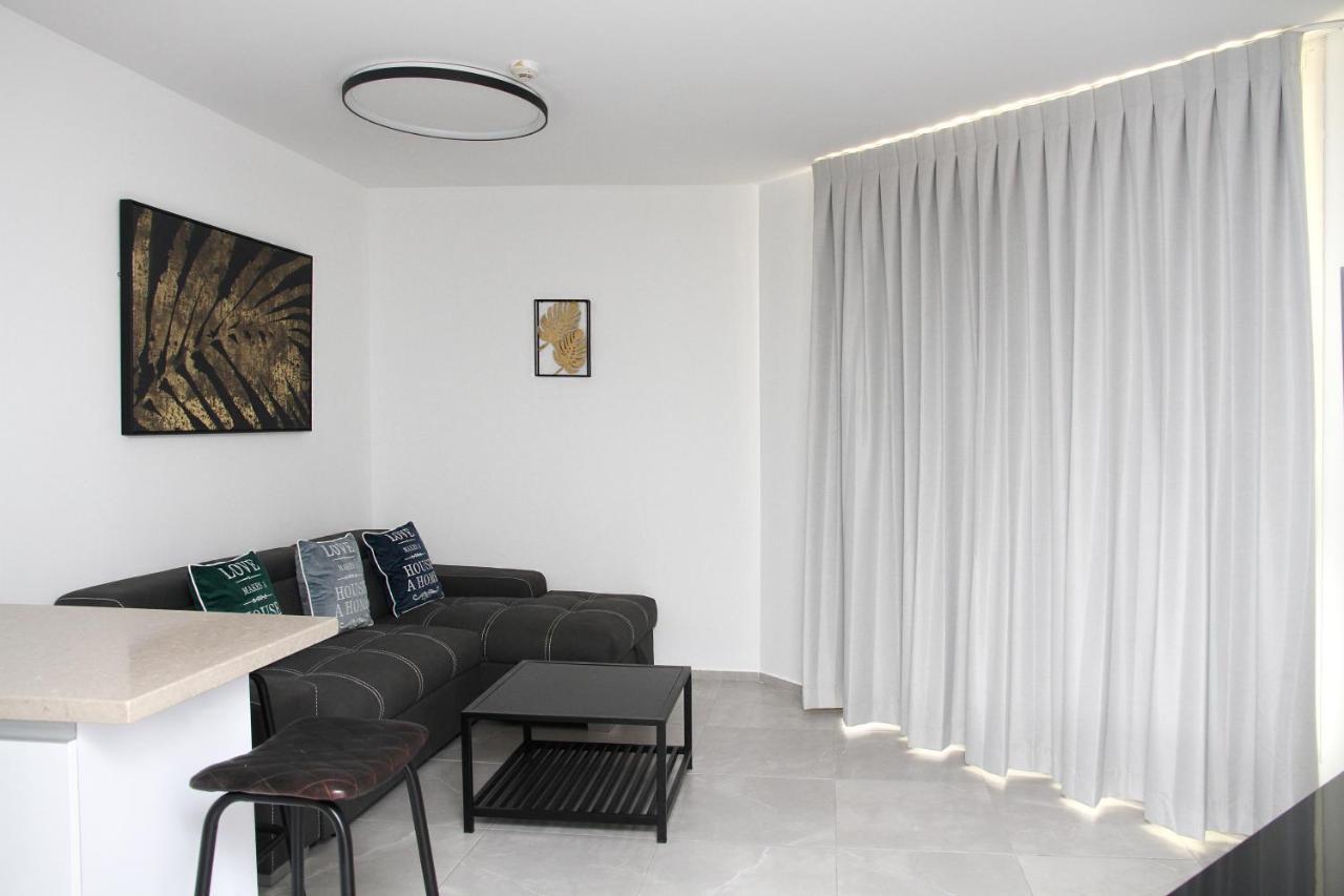 Apartments4You Leonardo 17 บัตยัม ภายนอก รูปภาพ